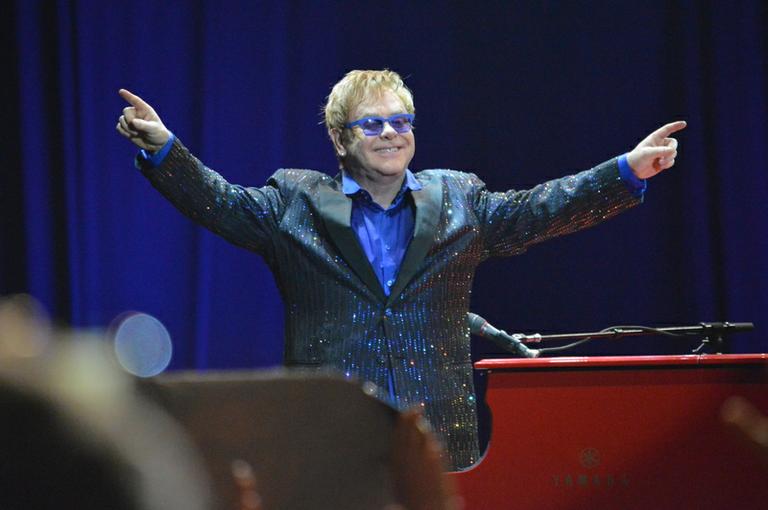 Elton John encerra turnê brasileira em Olinda