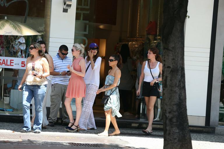 Eva Longoria passeia com amigos por Ipanema