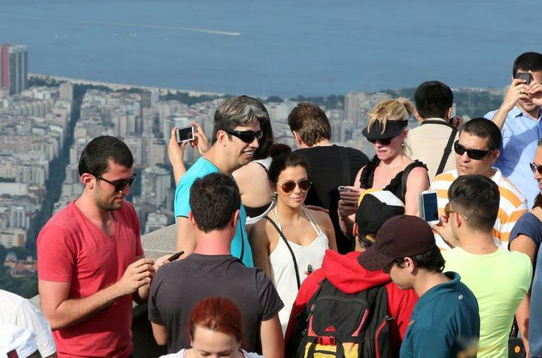 Eva Longoria visita o Cristo Redentor