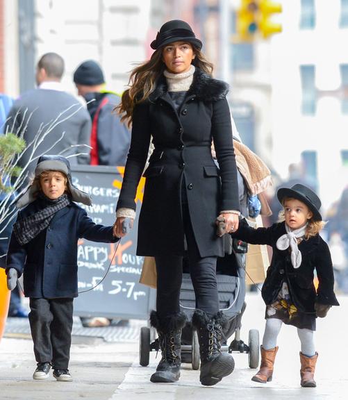 Camila Alves curte frio de Nova York com os filhos, Levi e Vida