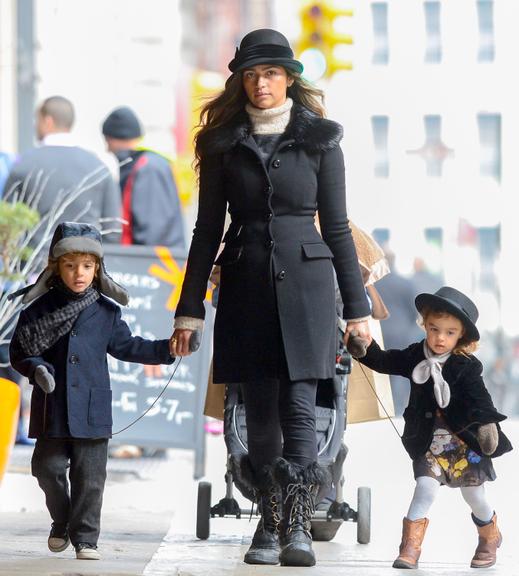 Camila Alves curte frio de Nova York com os filhos, Levi e Vida