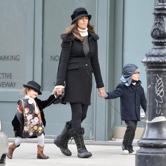 Camila Alves curte frio de Nova York com os filhos, Levi e Vida