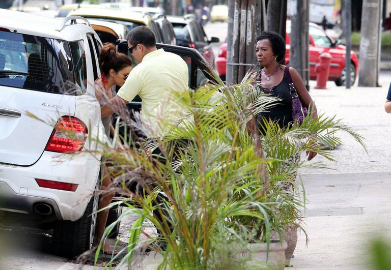 Eva Longoria visita Centro Espírita no Rio de Janeiro