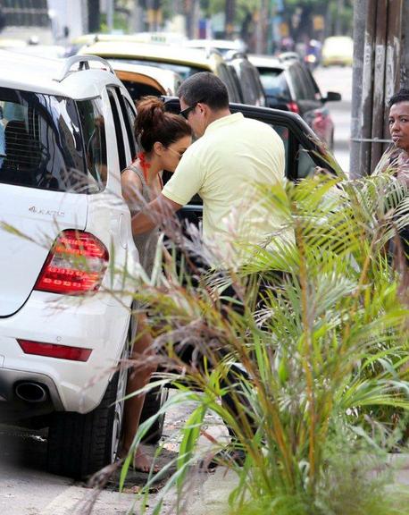 Eva Longoria visita Centro Espírita no Rio de Janeiro