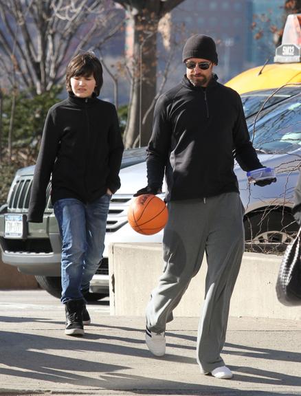 Hugh Jackman brinca com bola de basquete por NY