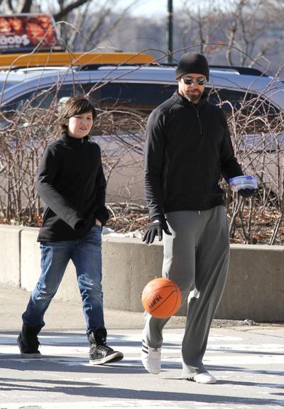 Hugh Jackman brinca com bola de basquete por NY