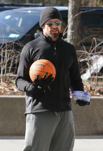 Hugh Jackman brinca com bola de basquete por NY