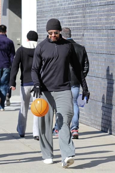 Hugh Jackman brinca com bola de basquete por NY