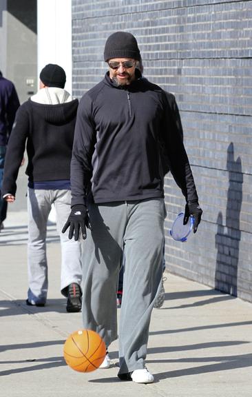 Hugh Jackman brinca com bola de basquete por NY