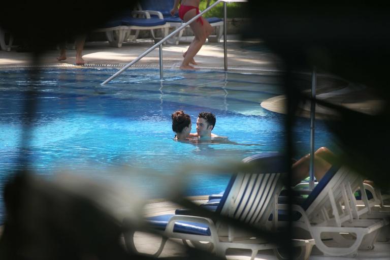 Kevin Jonas volta a curtir piscina com a mulher no Rio de Janeiro