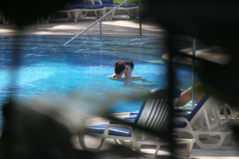 Kevin Jonas volta a curtir piscina com a mulher no Rio de Janeiro