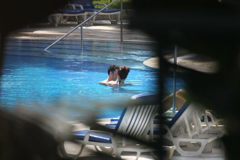 Kevin Jonas volta a curtir piscina com a mulher no Rio de Janeiro