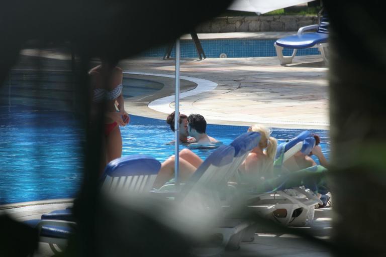 Kevin Jonas volta a curtir piscina com a mulher no Rio de Janeiro