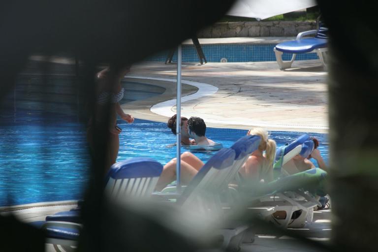 Kevin Jonas volta a curtir piscina com a mulher no Rio de Janeiro