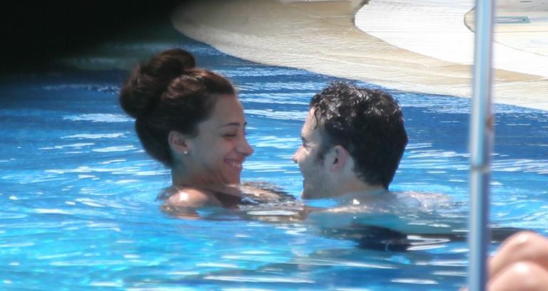 Kevin Jonas volta a curtir piscina com a mulher no Rio de Janeiro