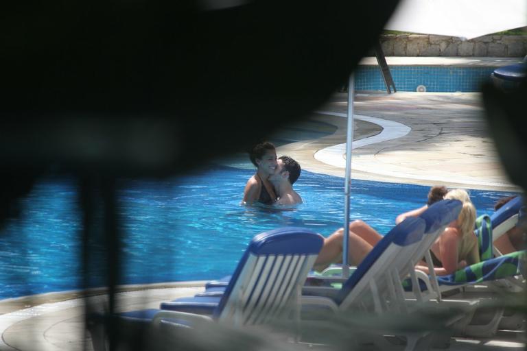 Kevin Jonas volta a curtir piscina com a mulher no Rio de Janeiro