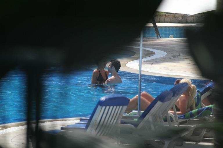 Kevin Jonas volta a curtir piscina com a mulher no Rio de Janeiro