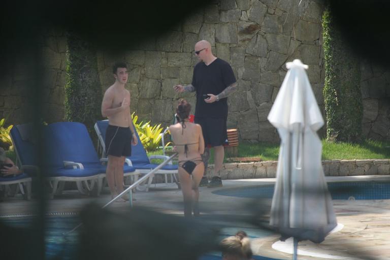 Kevin Jonas volta a curtir piscina com a mulher no Rio de Janeiro