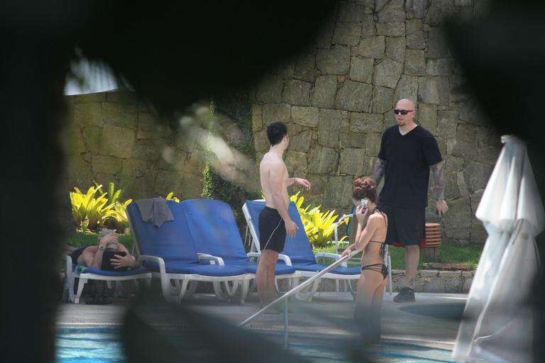 Kevin Jonas volta a curtir piscina com a mulher no Rio de Janeiro