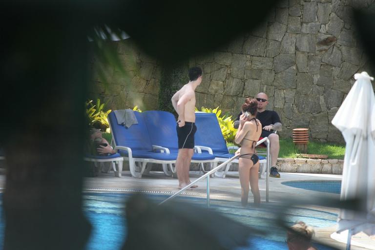 Kevin Jonas volta a curtir piscina com a mulher no Rio de Janeiro