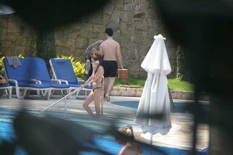 Kevin Jonas volta a curtir piscina com a mulher no Rio de Janeiro