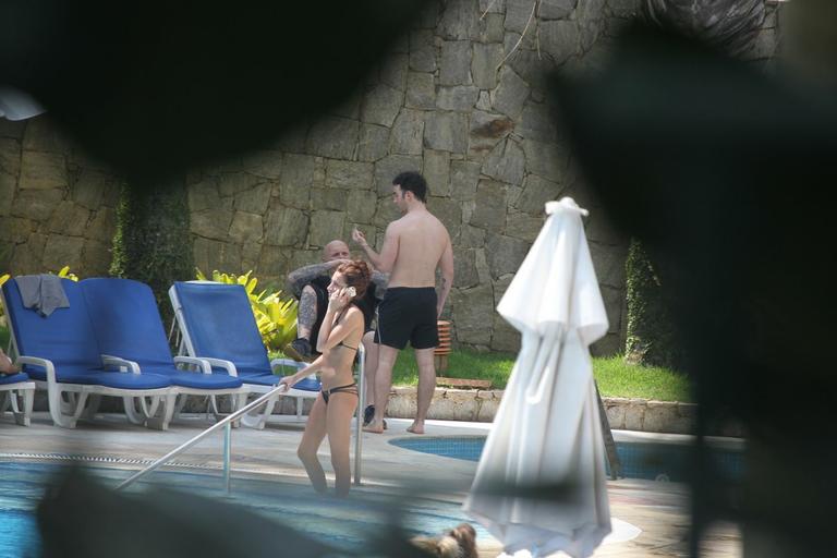 Kevin Jonas volta a curtir piscina com a mulher no Rio de Janeiro