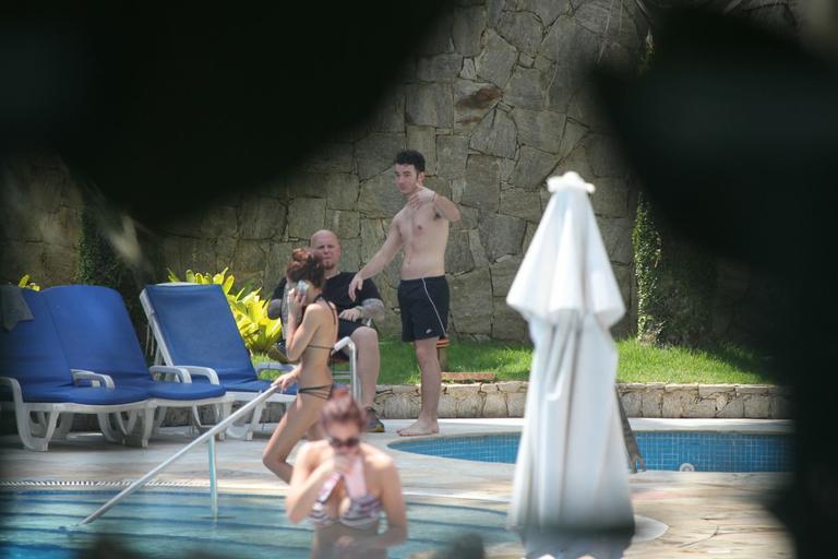 Kevin Jonas volta a curtir piscina com a mulher no Rio de Janeiro