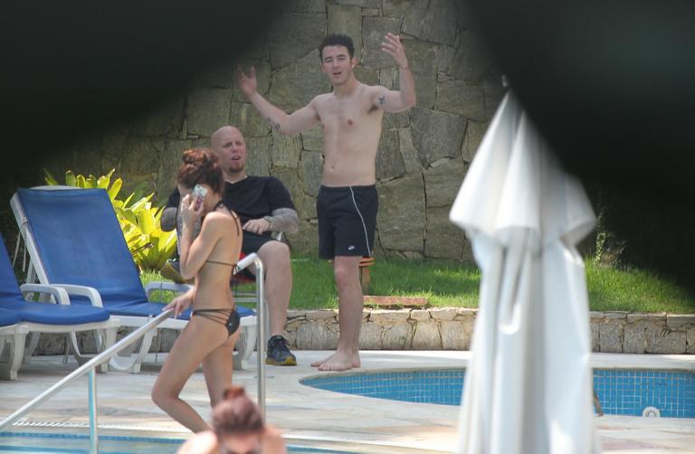 Kevin Jonas volta a curtir piscina com a mulher no Rio de Janeiro