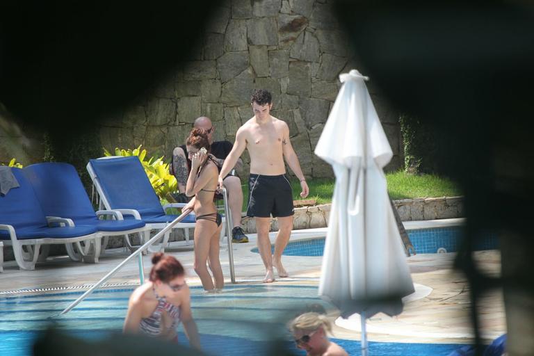 Kevin Jonas volta a curtir piscina com a mulher no Rio de Janeiro