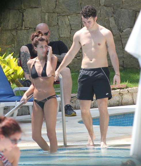 Kevin Jonas volta a curtir piscina com a mulher no Rio de Janeiro