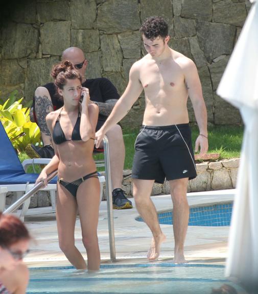 Kevin Jonas volta a curtir piscina com a mulher no Rio de Janeiro