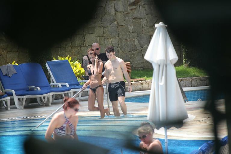 Kevin Jonas volta a curtir piscina com a mulher no Rio de Janeiro