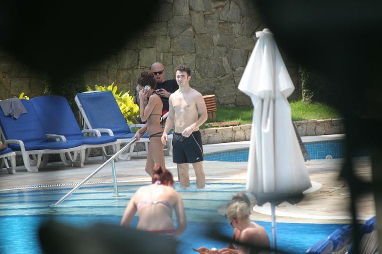 Kevin Jonas volta a curtir piscina com a mulher no Rio de Janeiro