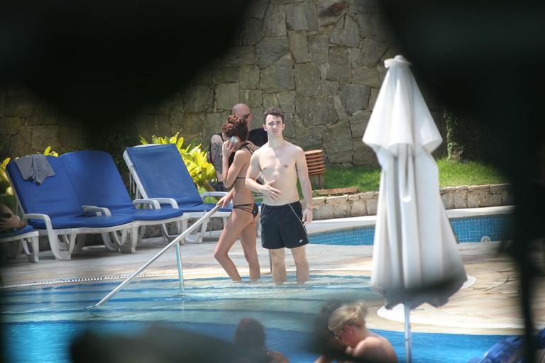 Kevin Jonas volta a curtir piscina com a mulher no Rio de Janeiro