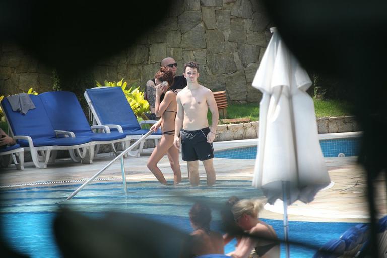 Kevin Jonas volta a curtir piscina com a mulher no Rio de Janeiro