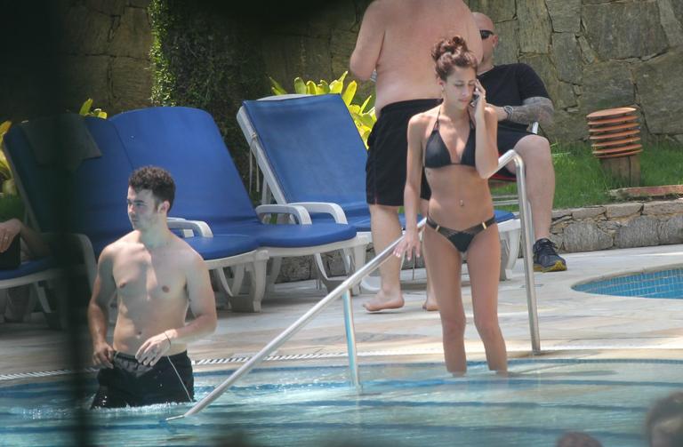 Kevin Jonas volta a curtir piscina com a mulher no Rio de Janeiro