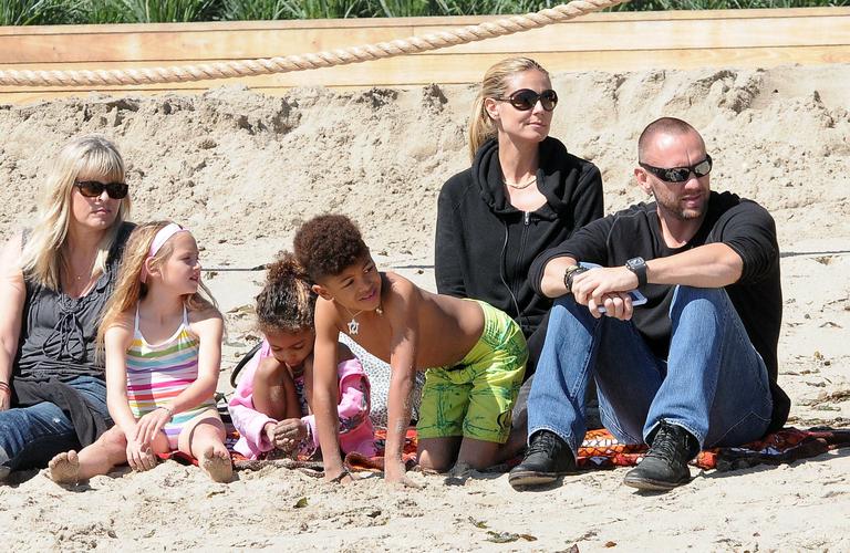 Heidi Klum curte praia ao lado de amado e filhos em Los Angeles, Estados Unidos