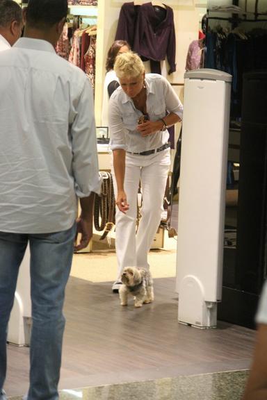 Xuxa Meneghel com o cãozinho Dudu