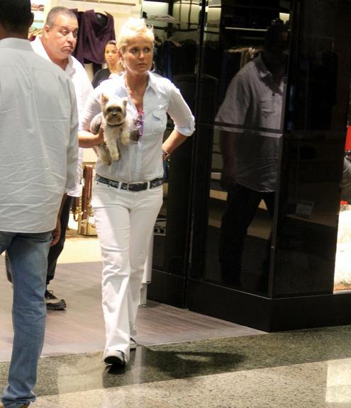 Xuxa Meneghel com o cãozinho Dudu