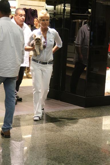 Xuxa Meneghel com o cãozinho Dudu