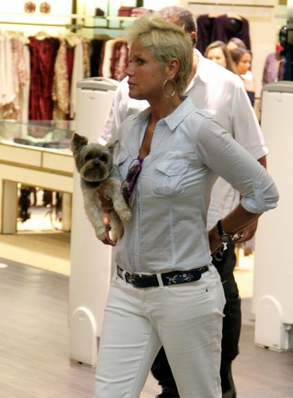 Xuxa Meneghel com o cãozinho Dudu