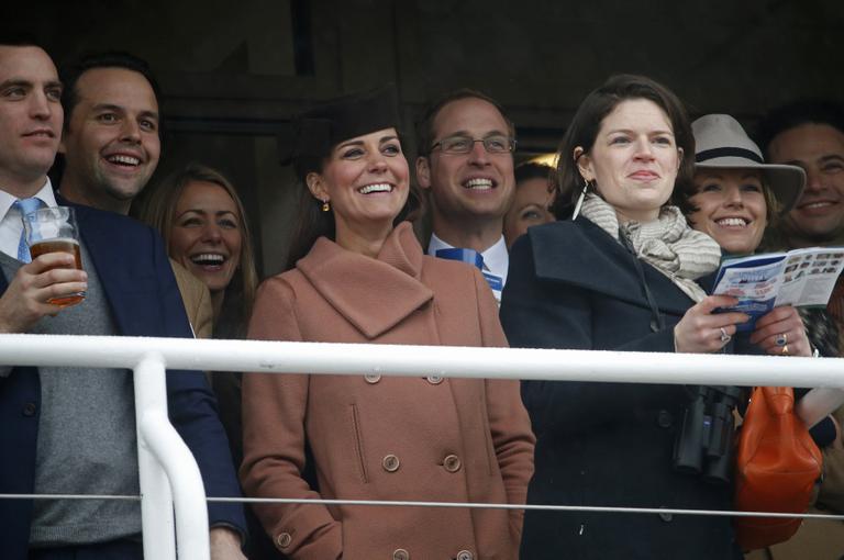 Príncipe William e Kate se divertem em prova a cavalo no Cheltenham Festival, na Inglaterra