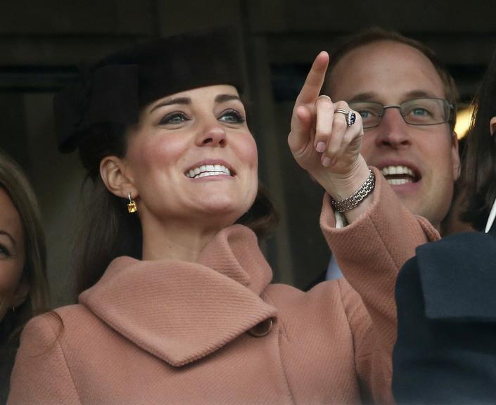 Príncipe William e Kate se divertem em prova a cavalo no Cheltenham Festival, na Inglaterra