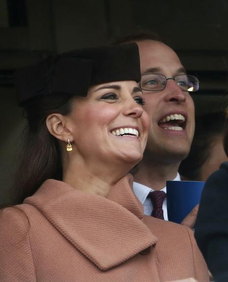 Príncipe William e Kate se divertem em prova a cavalo no Cheltenham Festival, na Inglaterra