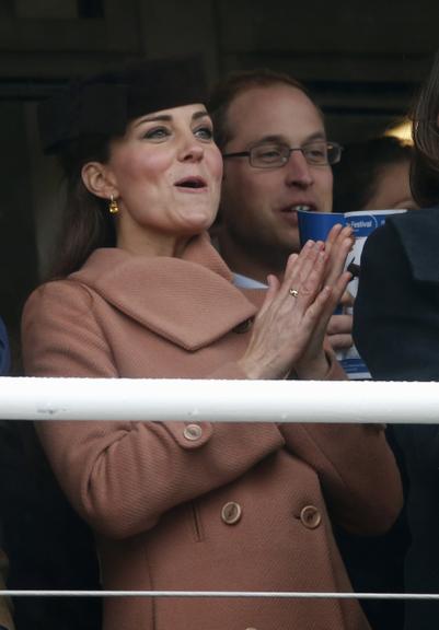 Príncipe William e Kate se divertem em prova a cavalo no Cheltenham Festival, na Inglaterra