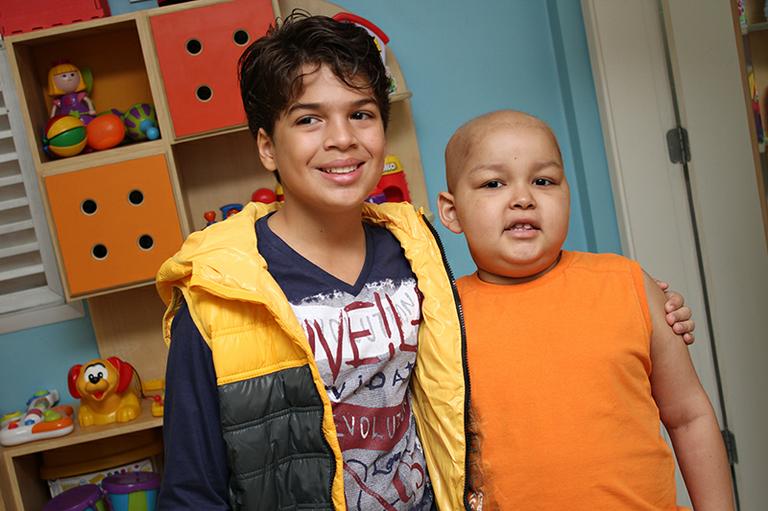 Atores de 'Carrossel', Lucas Santos e Guilherme Seta, alegram pacientes de hospital de São Paulo