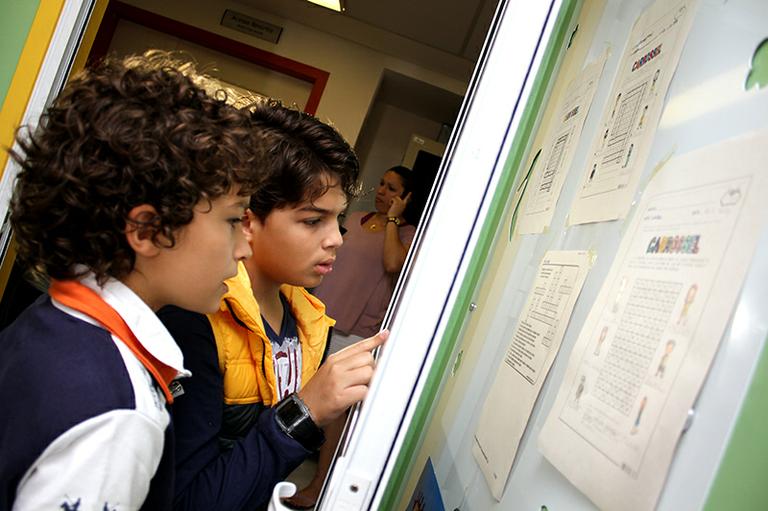 Atores de 'Carrossel', Lucas Santos e Guilherme Seta, alegram pacientes de hospital de São Paulo