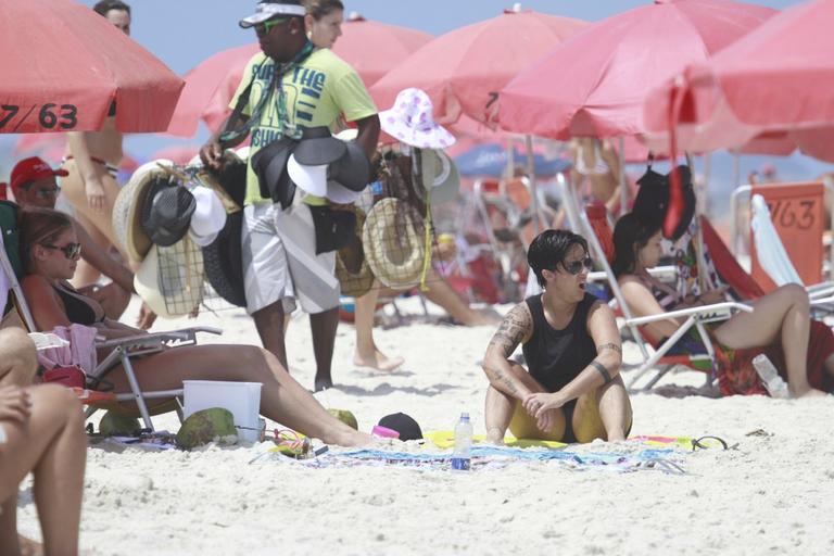 Thammy Miranda curte sol carioca com amigos na praia da Barra da Tijuca