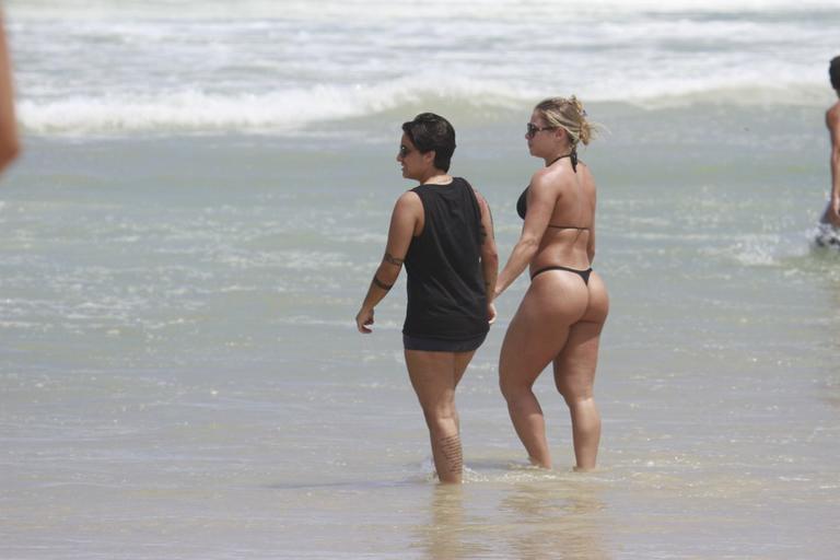 Thammy Miranda curte sol carioca com amigos na praia da Barra da Tijuca