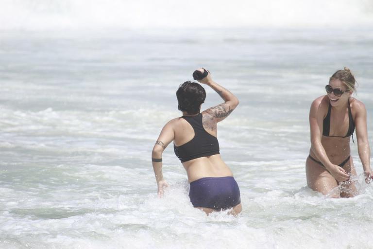 Thammy Miranda curte sol carioca com amigos na praia da Barra da Tijuca